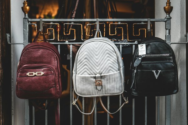 Comment choisir des sacs à dos qui complètent une tenue de randonnée tout en restant élégante?