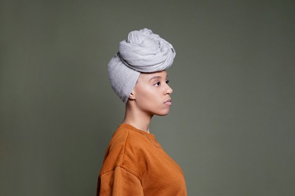 Quels conseils pour porter des vêtements en maille ajourée de façon chic et sophistiquée?