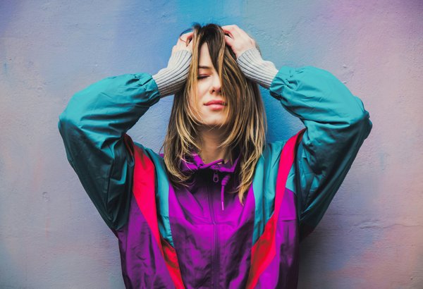 Comment intégrer des accessoires en cuir dans une tenue d'affaires sans paraître trop formelle?